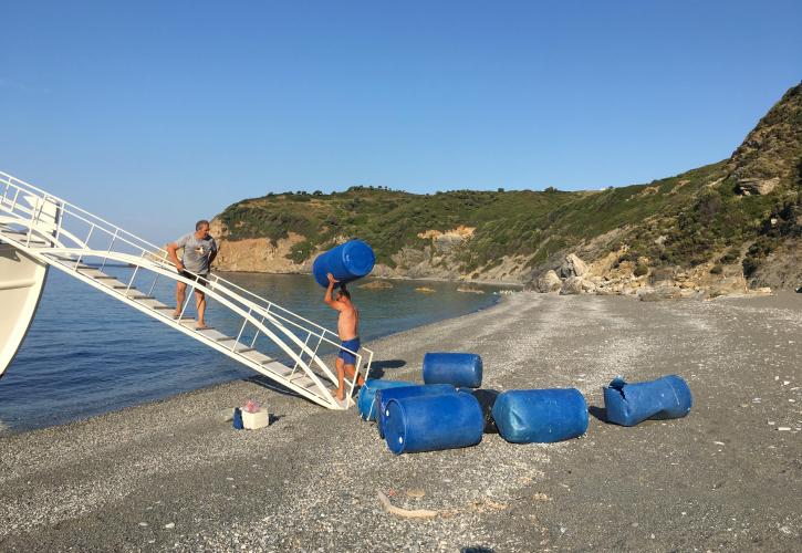 Σκιάθος: Ξεβρασμένα βαρέλια από μυδοκαλλιέργειες προστατεύουν τα δάση