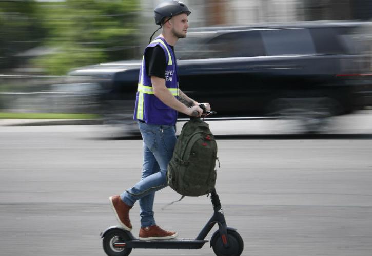 Γεμίζει ηλεκτρικά scooter η Αθήνα – Στο «παιχνίδι» και η Hive της Daimler 