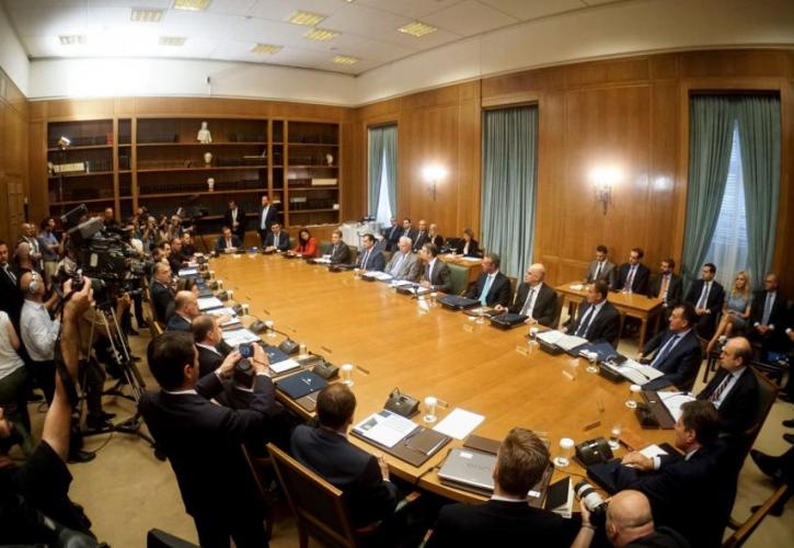 «Περικοπές» στους μετακλητούς υπαλλήλους σχεδιάζει η κυβέρνηση