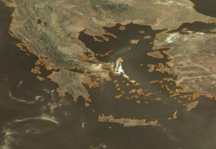 Εύβοια: Εικόνα από δορυφόρο δείχνει την έκταση του καπνού που «πνίγει» την Αττική