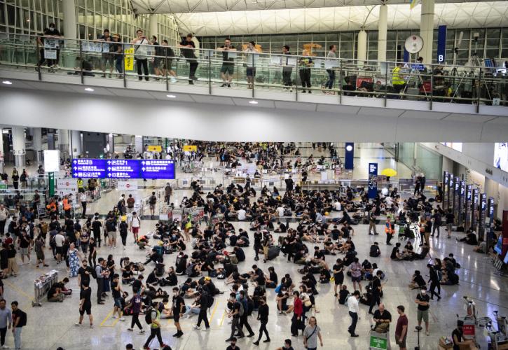 Βρετανία: «Ανοίγει τις πύλες» για μετεγκατάσταση σε πάνω από 5 εκατομμύρια πολίτες του Χονγκ-Κόνγκ