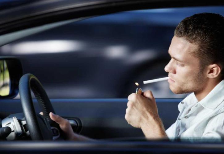 Πρόστιμα 3.000 ευρώ και αφαίρεση διπλώματος - Τι προβλέπεται για όσους καπνίζουν σε οχήματα (vid)
