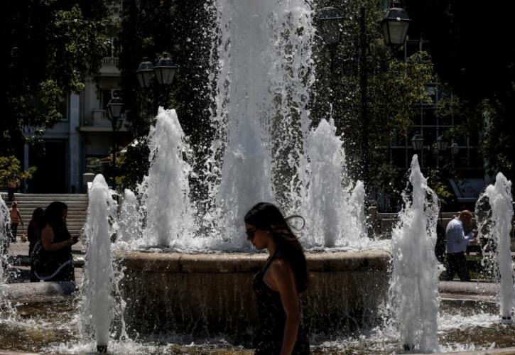 Συστάσεις Ζαχαράκη προς τους δήμους για την προστασία των αστέγων από τις υψηλές θερμοκρασίες