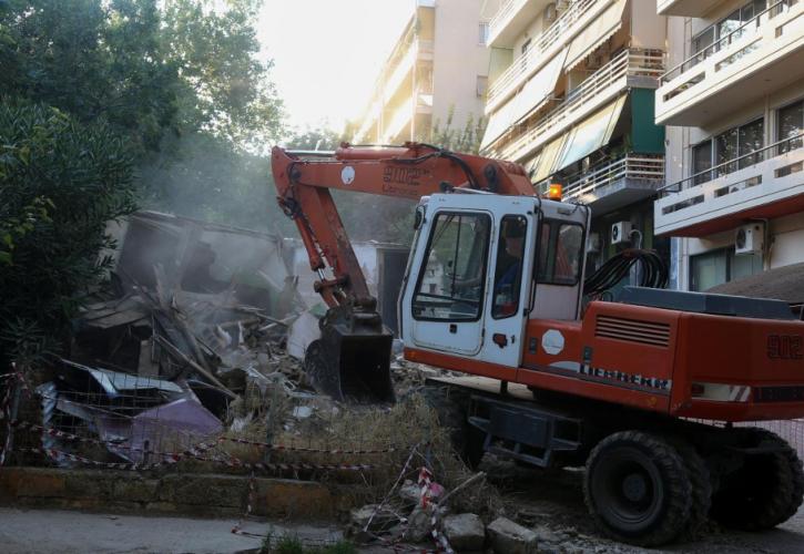 Κατεδαφίστηκε το πρώτο επικίνδυνο κτήριο στην Αθήνα (pics)