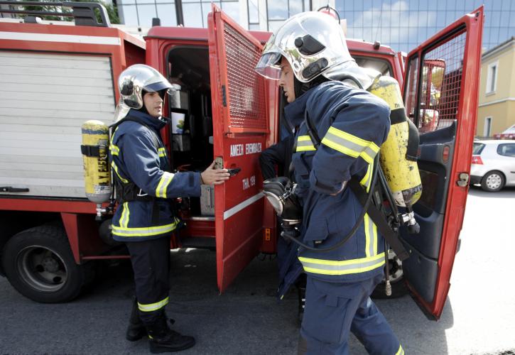 Πυροσβέστης τραυματίστηκε από τη φωτιά στην Εύβοια
