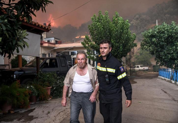 Δήμος Αθήνας: Μεταφέρονται 2.500 μπουκάλια νερού και χυμοί στους πυροσβέστες στην Εύβοια