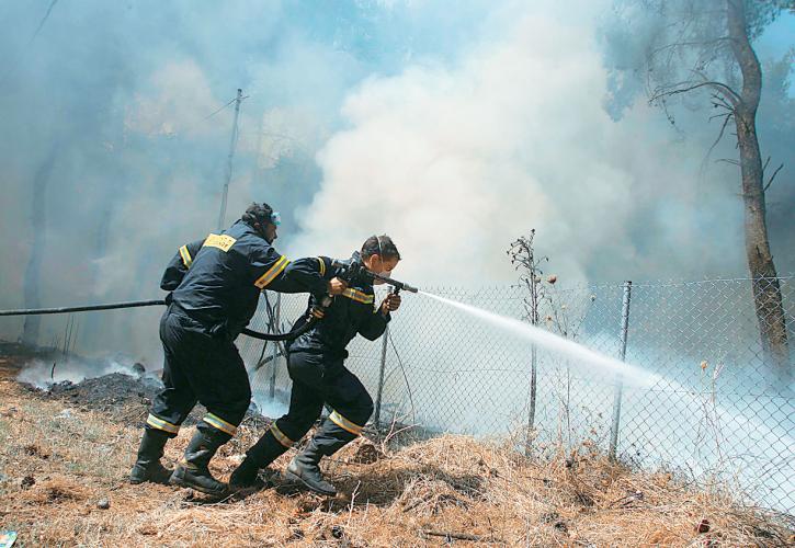 Σε εξέλιξη πυρκαγιά στη Σύρο