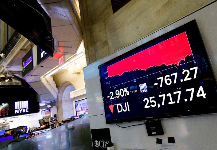 Στη «δίνη» της Δέλτα η Wall Street - «Ελεύθερη πτώση» ο Dow Jones
