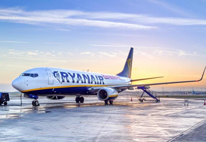 RyanAir: Κόβει δρομολόγια, κατηγορεί την κυβέρνηση