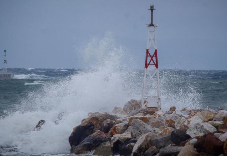 Οι θυελλώδεις άνεμοι στο Αιγαίο «δένουν» τα πλοία στα λιμάνια