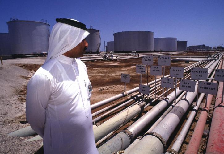 Πέφτει η τιμή του πετρελαίου, παραμένει η ένταση στη Σαουδική Αραβία