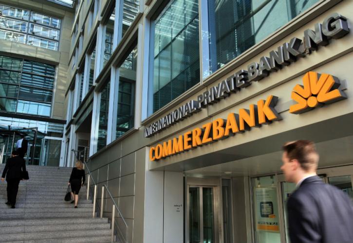 Περικοπές εξετάζει η Commerzbank