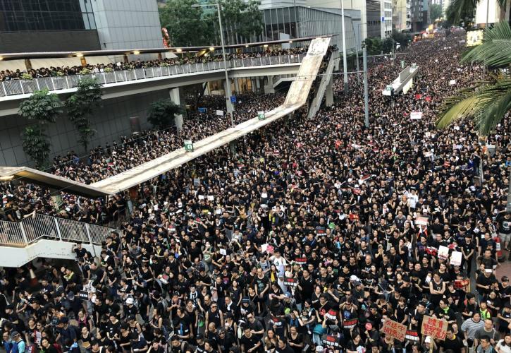 Έρευνα: Νέοι, μορφωμένοι και οργισμένοι οι διαδηλωτές στο Χονγκ Κονγκ