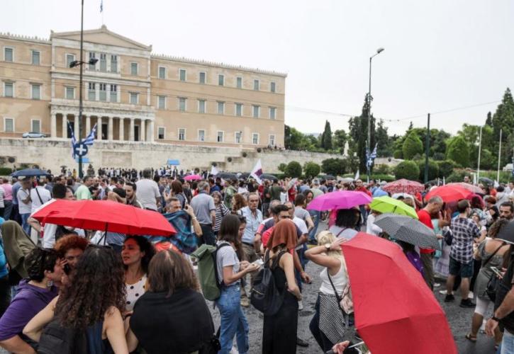 Υπό βροχή οι πορείες κατά της «ιδιωτικοποίησης της κοινωνικής ασφάλισης» (pics)