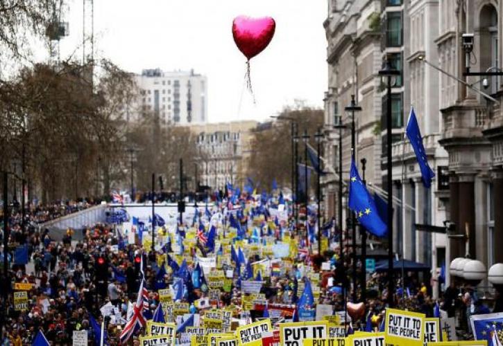 Χιλιάδες Βρετανοί διαδηλώνουν στο Λονδίνο ζητώντας νέο δημοψήφισμα