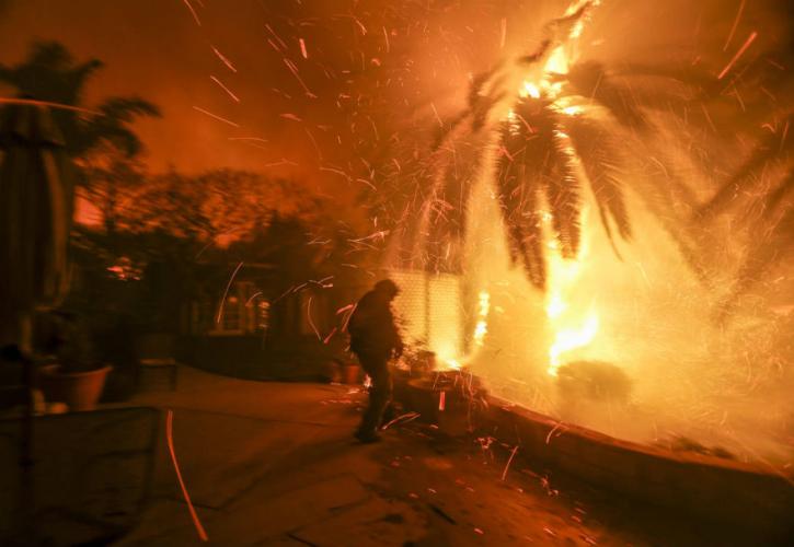 Πυρκαγιές στην Καλιφόρνια: Διάσημοι εγκαταλείπουν τα σπίτια τους