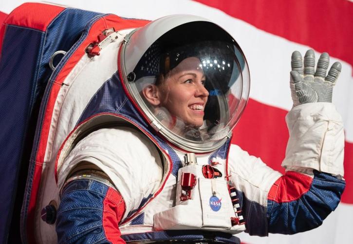 NASA: Δύο νέες στολές για τον πρώτο γυναικείο διαστημικό περίπατο (pics & vid)