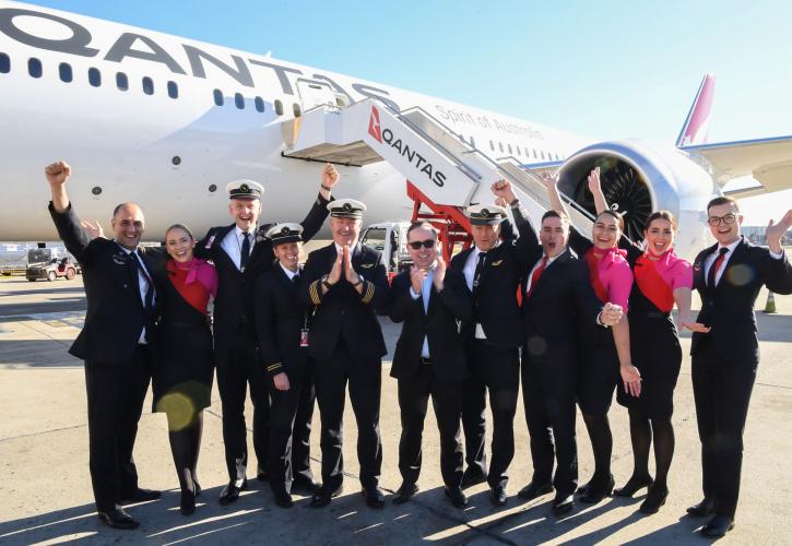 Αυστραλία: Η Qantas καταργεί τις στολές με βάση το φύλο
