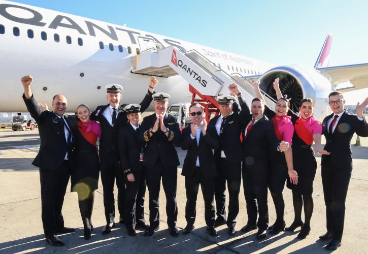 Αυστραλία: Η Qantas καταργεί τις στολές με βάση το φύλο