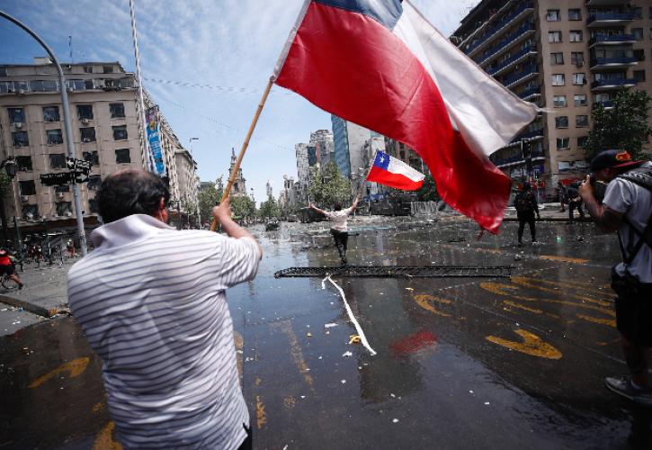 Χιλή: Δημοσκόπηση δείχνει ότι η Γιανέτ Χάρα χάνει από τη Δεξιά