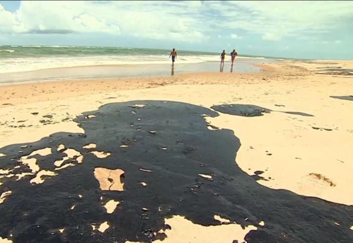 Εξαπλώνεται η πετρελαιοκηλίδα που έχει μολύνει τις ακτές της Βραζιλίας