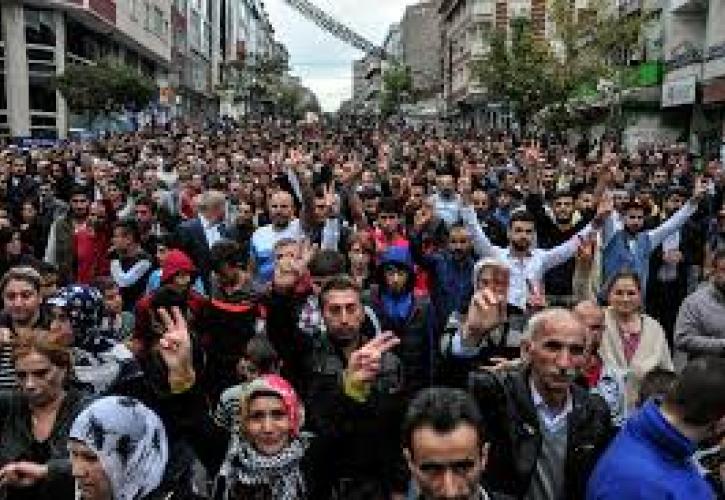 Συρία: Χιλιάδες Κούρδοι διαδήλωσαν στο Καμισλί εναντίον των τουρκικών επιχειρήσεων στη βόρεια Συρία