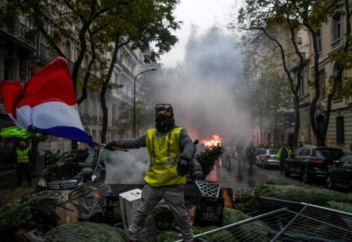 «Παγώνει» για έξι μήνες η αύξηση ΦΠΑ στη Γαλλία μετά τις διαδηλώσεις των «κίτρινων γιλέκων»