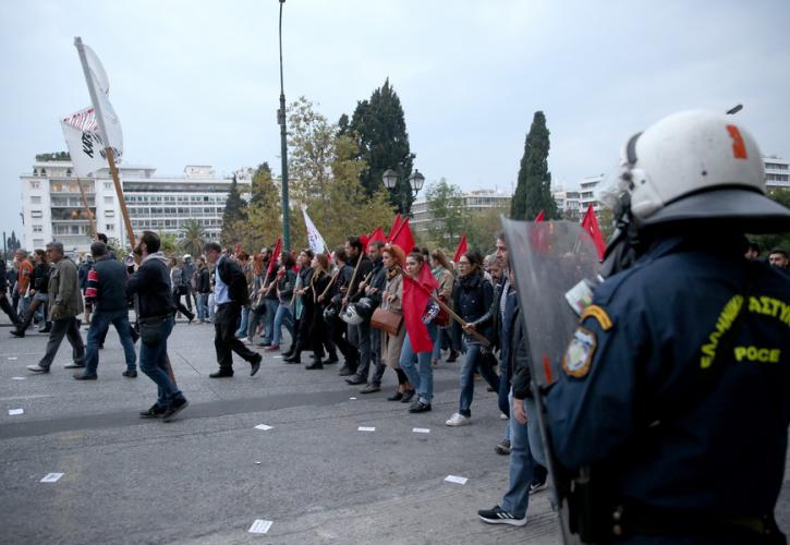 Σε εξέλιξη η πορεία για το Πολυτεχνείο (pics)