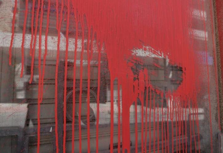 Επίθεση του Ρουβίκωνα με μπογιές στο δημαρχείο του Βύρωνα