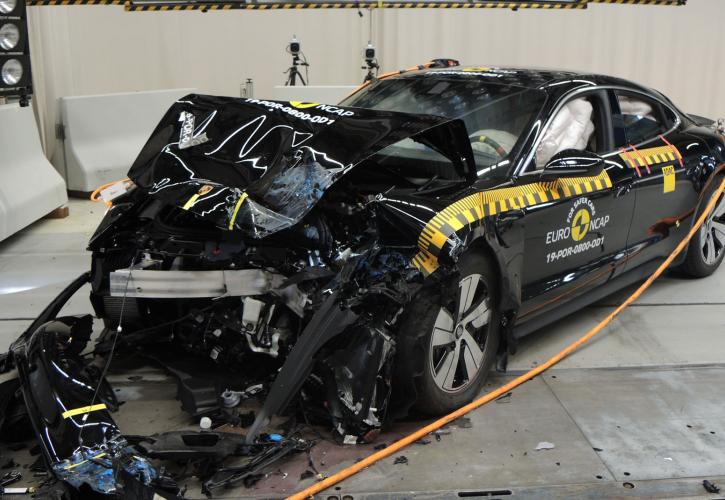 Απογοήτευσε στα crash test η Porsche Taycan