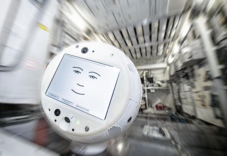 Cimon 2: Το αιωρούμενο «έξυπνο» ρομπότ που ταξιδεύει στο διάστημα