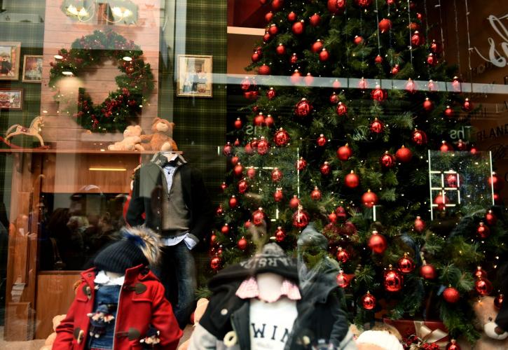 Σε ισχύ το εορταστικό ωράριο – Πώς θα λειτουργήσουν τα μαγαζιά μέχρι την Πρωτοχρονιά