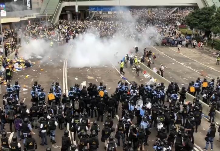Κορυφώνονται οι εντάσεις στο Χονγκ Κονγκ - Πληροφορίες για επιβολή απαγόρευσης κυκλοφορίας