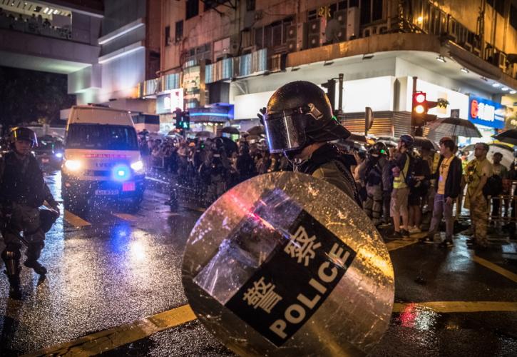 Χονγκ Κονγκ: Εικόνες χάους – Πλαστικές σφαίρες χρησιμοποίησε η αστυνομία (vid)
