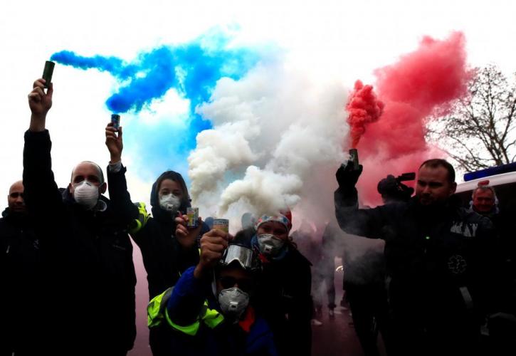 Γαλλία: Μαίνεται η κόντρα κυβέρνησης - συνδικάτων για το συνταξιοδοτικό