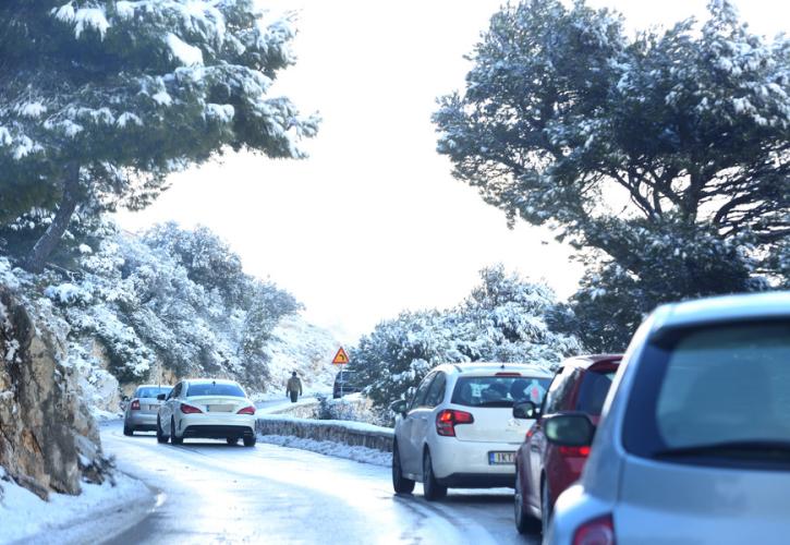 Έπεσαν τα πρώτα χιόνια στην Πάρνηθα