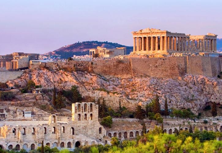 Τουρισμός: Κλίμα ευφορίας αλλά και «καμπανάκια» για τη συνέχεια