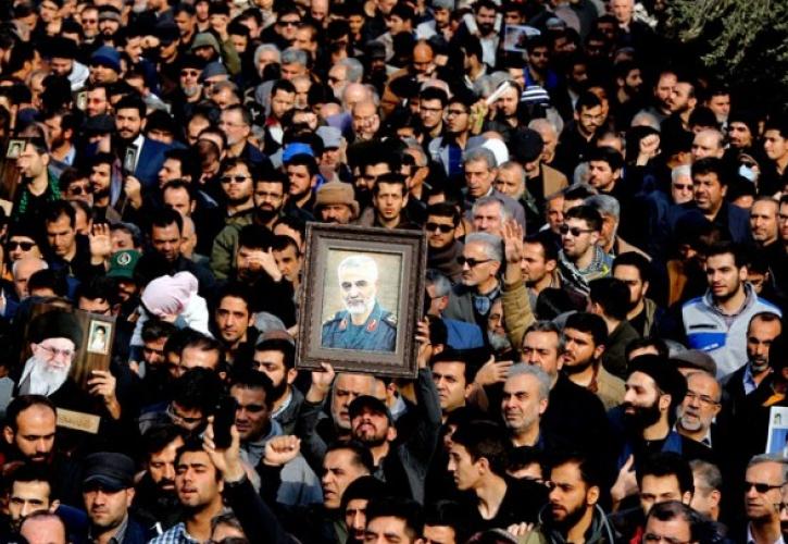 Πλήθος κόσμου στους δρόμους της Βαγδάτης για την κηδεία του Σουλεϊμανί (vid)