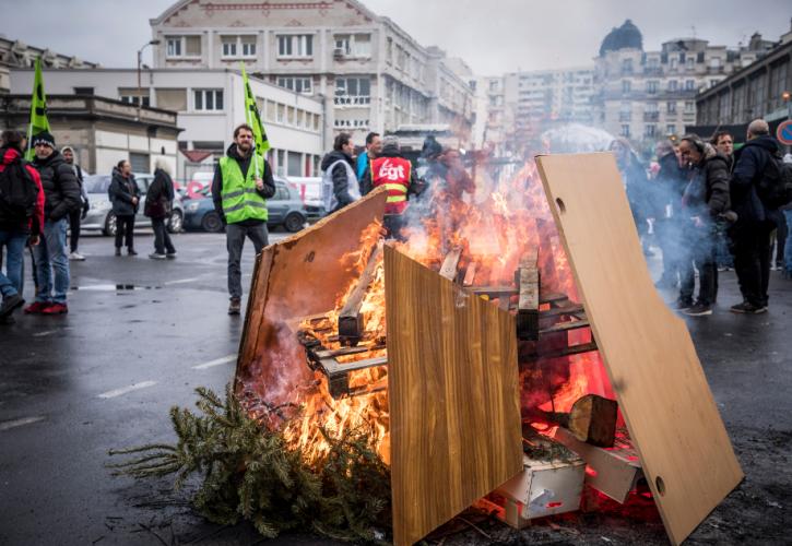 Γαλλία: Βήμα πίσω από την κυβέρνηση στο αμφιλεγόμενο μέτρο του συνταξιοδοτικού