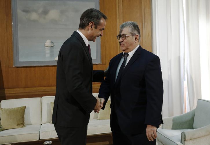 Τον Δημήτρη Κουτσούμπα ενημερώνει ο Κυριάκος Μητσοτάκης