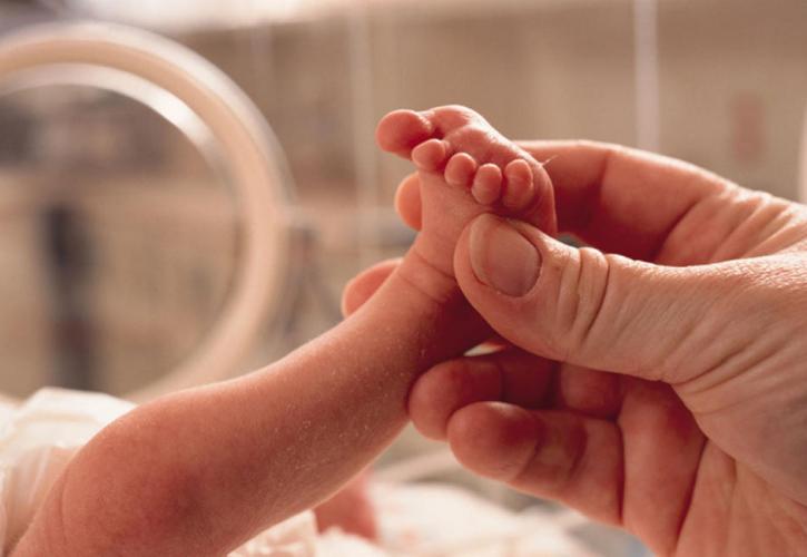 Έρευνα: Σπάνια η μετάδοση του κορονοϊού από τη μητέρα στο μωρό πριν ή μετά τη γέννα