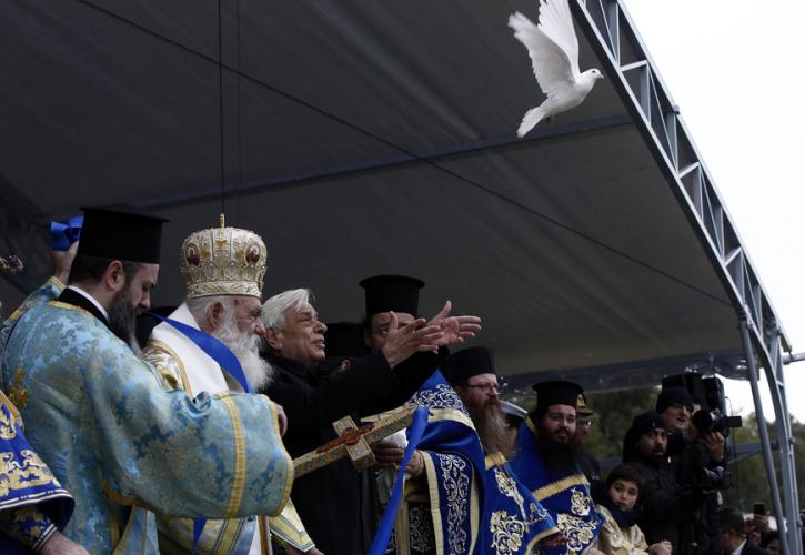 Παυλόπουλος: Τα Θεοφάνεια μας δείχνουν τον δρόμο υπεράσπισης της Δημοκρατίας