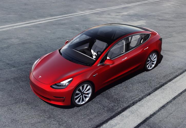 Συνεχίζει να «σπάει τα κοντέρ» η Tesla - Άνω των 600 δολαρίων η μετοχή