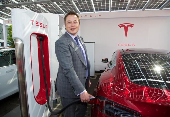 Καθυσήχασε τους επενδυτές ο Έλον Μασκ - Εκτοξεύθηκαν οι μετοχές της Tesla