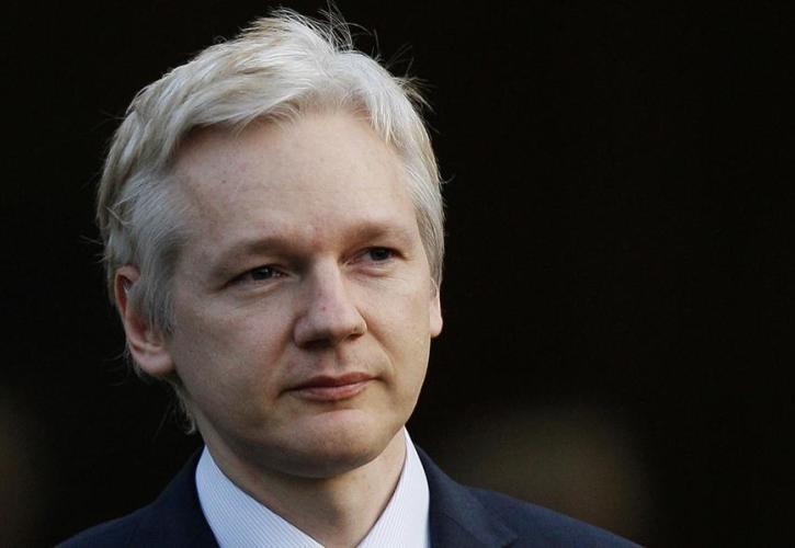 Βγήκε από την απομόνωση ο ιδρυτής του Wikileaks Τζούλιαν Ασάνζ