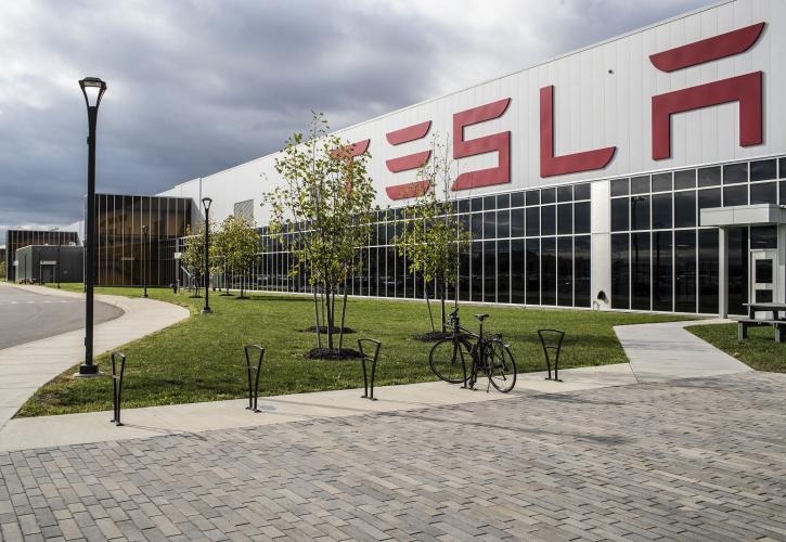 Εκτοξεύτηκε στα 780 δολάρια η μετοχή της Tesla