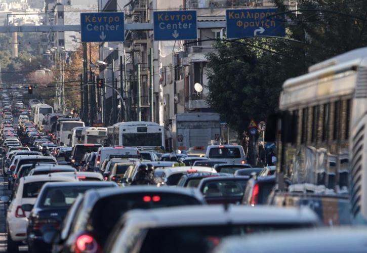 Αυξημένη η κίνηση στους δρόμους της Αθήνας – Δεν ισχύει ο δακτύλιος