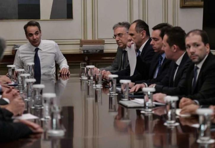 Βρέθηκε σημείο τομής για τα κλειστά κέντρα στα νησιά