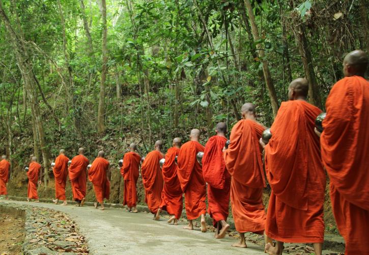 Βουδιστές μοναχοί ανακυκλώνουν πλαστικό και το κάνουν ράσο
