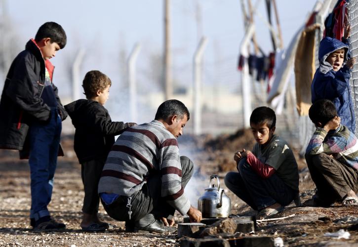 Συνεχίζουν την απεργία πείνας οι 12 Σύροι πρόσφυγες